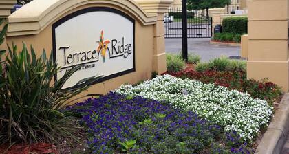 Your next magical getaway! Spacious 3 bedroom, 2 bath condo with pool access!