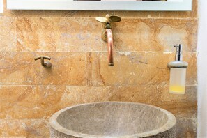 Exclusive Apartment | Bathroom | Shower, free toiletries, towels, shampoo - San Pedro Apartments (Cartagena)