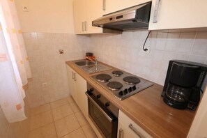 Fridge, coffee/tea maker, cookware/dishes/utensils, dining tables - Apartment Dudovic Damir A2 nr 1 (Silo - island Krk)