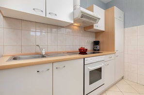 Kühlschrank, Wasserkocher mit Kaffee-/Teezubehör