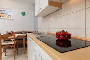 Kühlschrank, Wasserkocher mit Kaffee-/Teezubehör