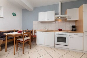 Kühlschrank, Wasserkocher mit Kaffee-/Teezubehör