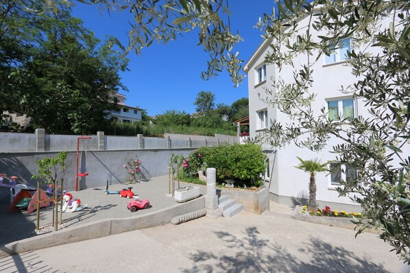 Property grounds - Apartments Mrakovcic Mirjana (10009-A1) - Silo - island Krk (Silo - island Krk)