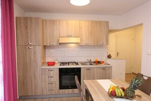 Kühlschrank, Ofen, Wasserkocher mit Kaffee-/Teezubehör