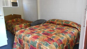 Chambre de base double, Plusieurs lits, vue sur le lac | Aire de séjour
