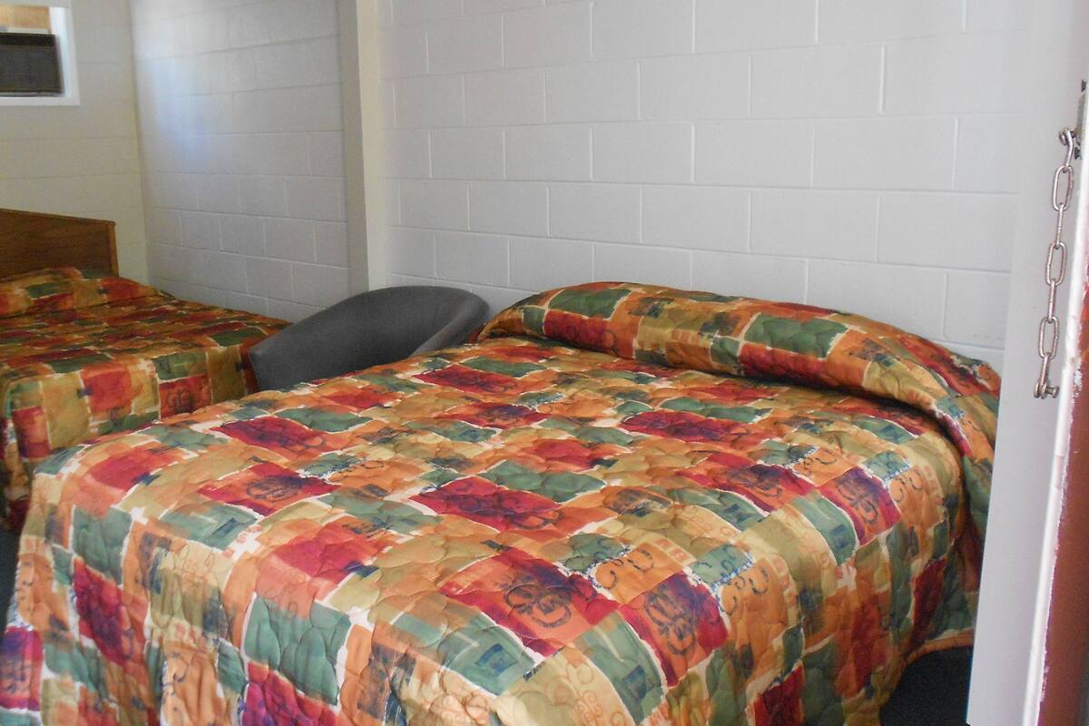 Basic Double Room, Multiple Beds, Lake View | Living area