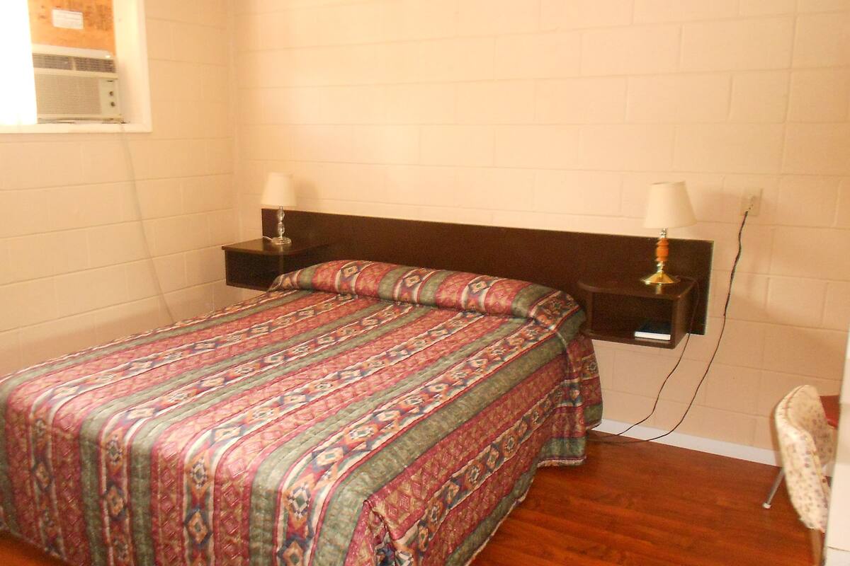 Standard Suite, 1 Queen Bed | Living area