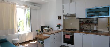 Fridge, stovetop, coffee/tea maker, toaster