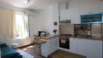 Kühlschrank, Ofen, Toaster, Kochgeschirr/Geschirr/Besteck