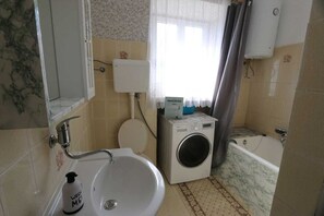 Bathtub, towels