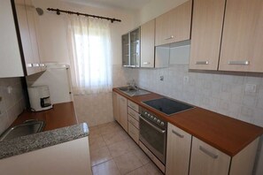 Fridge, stovetop, coffee/tea maker, cookware/dishes/utensils - Apartment Dudovic Darko nr 3 (Silo - island Krk)