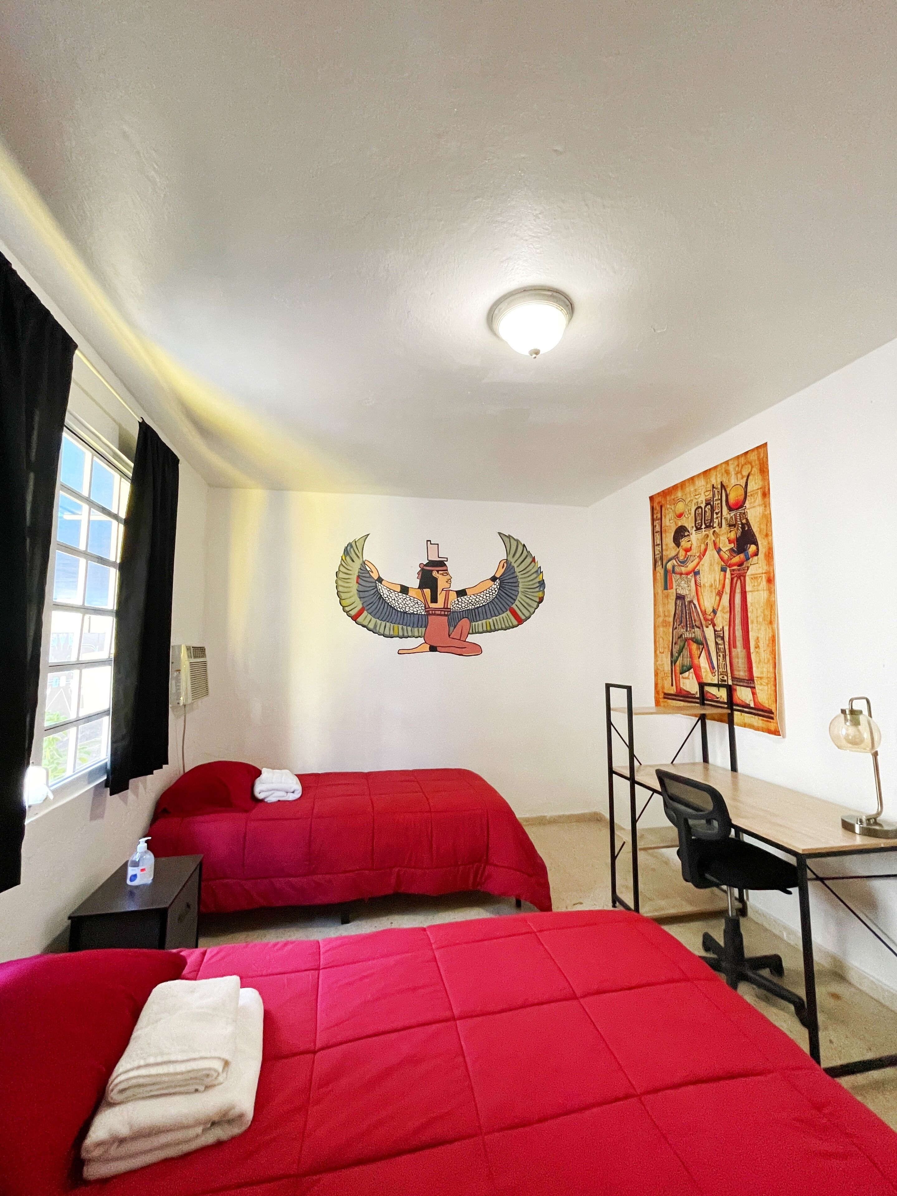 Double Room, 2 Twin Beds, Private Bathroom | Tabla de planchar con plancha, wifi gratis y ropa de cama 