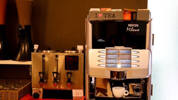 Una máquina de café espresso Nescafe Milano con un portavasos y una pantalla de menú.