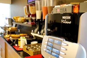 Desayuno completo gratuito y diario