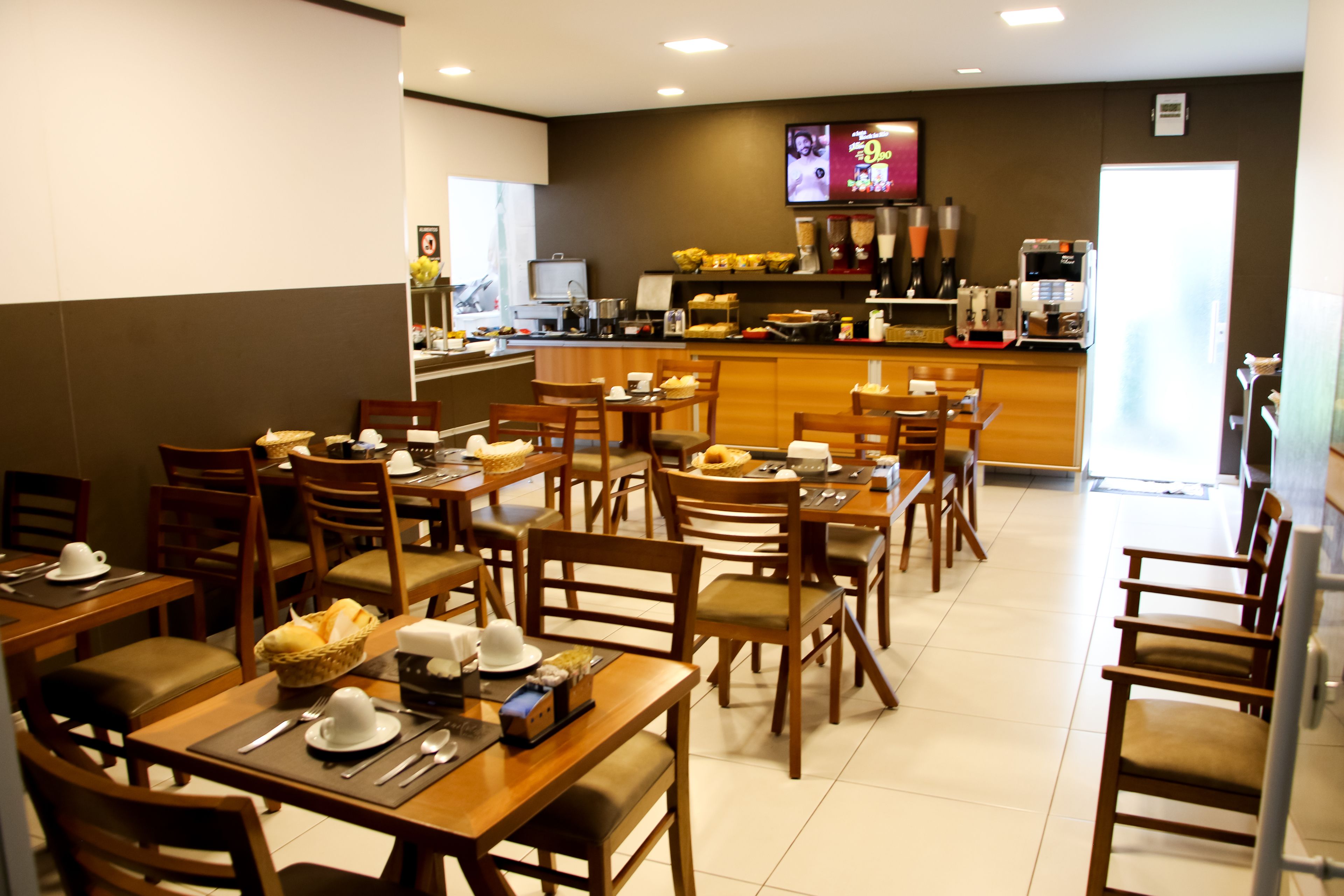 Café da manhã completo grátis todos os dias