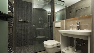 Tripla Deluxe | Bagno | Doccia, doccia idromassaggio, set di cortesia gratuito, asciugacapelli