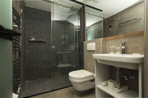 Deluxe Triple Room | Bathroom - Garni Hotel Boutique 25h (Niš)