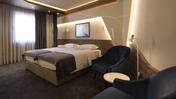 Deluxe-Doppel- oder -Zweibettzimmer, Mehrere Betten | Italienische Bettbezüge von Frette, hochwertige Bettwaren