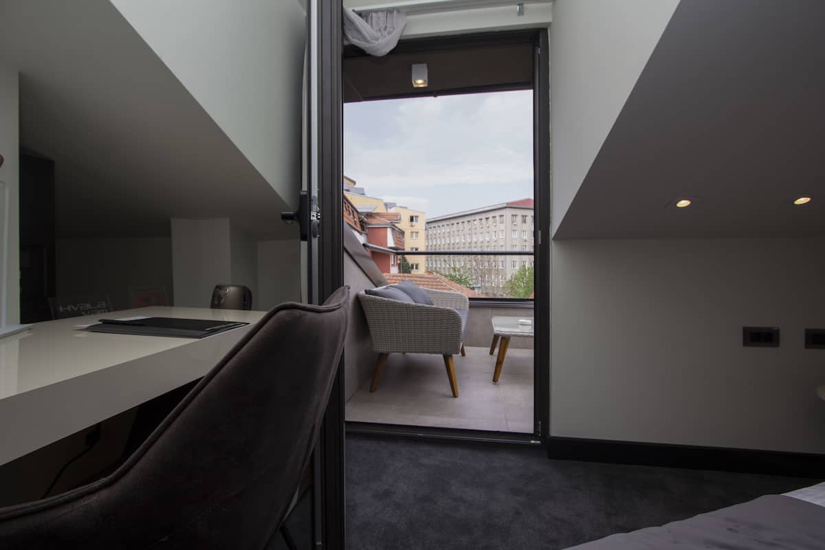 economy triple room, terrace | frette italian sheets, premium bedding, pillow-top beds, minibar