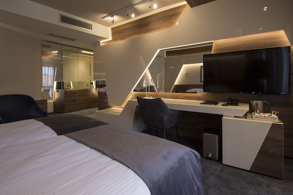 Dobbelt- eller tomannsrom – deluxe, balkong | Italienske Frette-laken og sengetøy av topp kvalitet