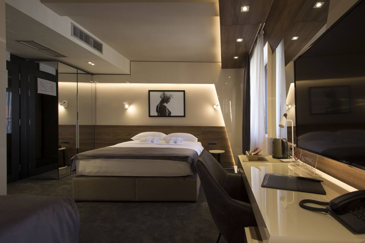 Deluxe Triple Room | Frette Italian sheets, premium bedding, pillowtop beds, minibar