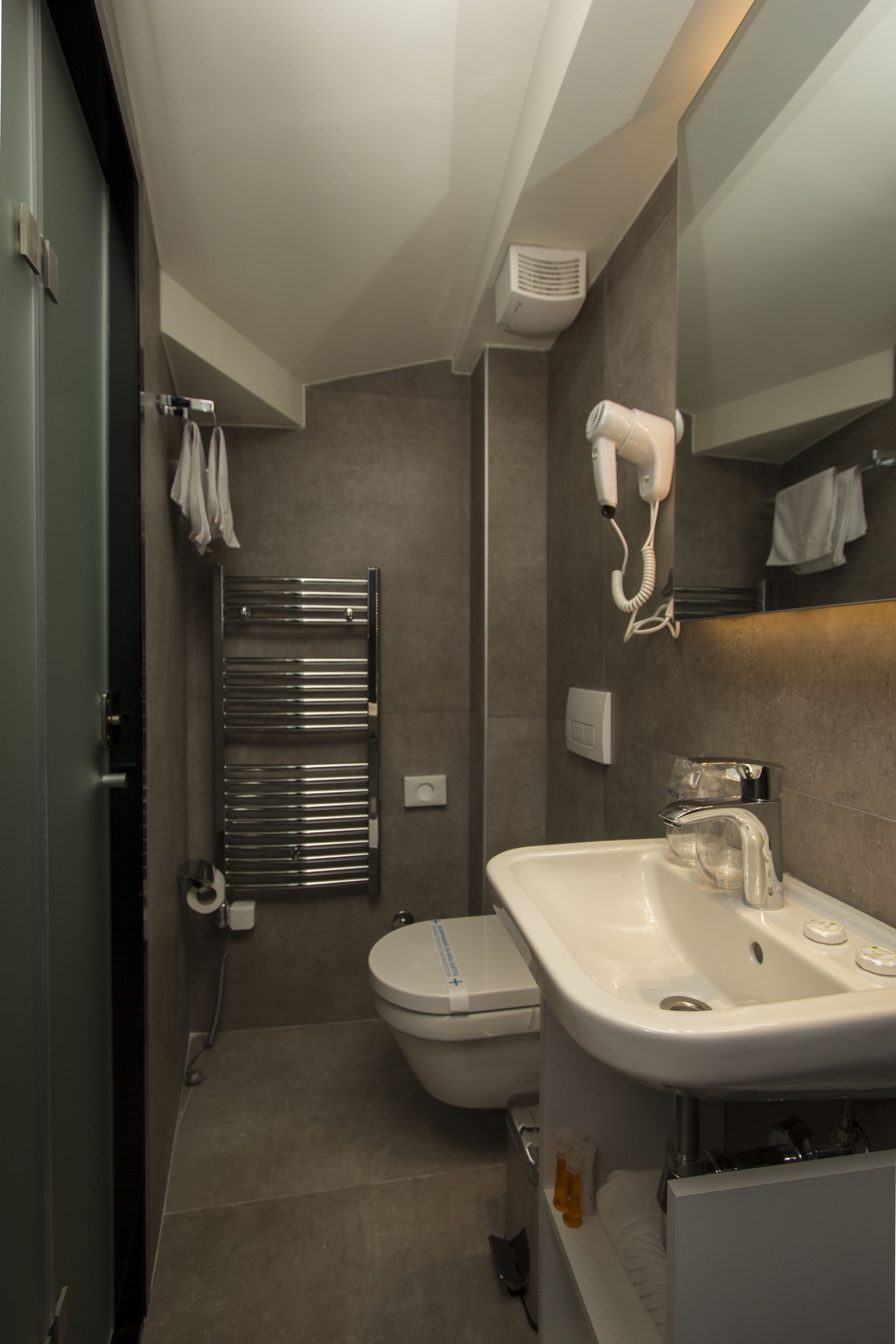 economy triple room, terrace | bathroom | shower, hydromassage showerhead, free toiletries, hair dryer