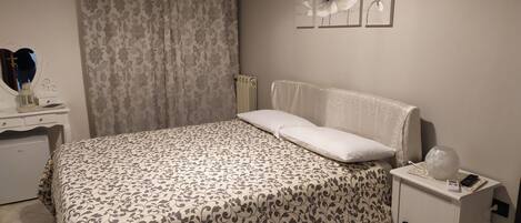 Escritorio, wifi gratis y ropa de cama