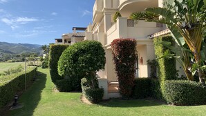 A well-maintained garden with neatly trimmed hedges and a variety of plants. - Prime location within beautiful gated community - LATE AVAILABILITY! (Benahavís)