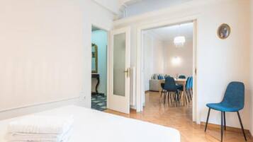 5 bedrooms, iron/ironing board, WiFi, bed sheets