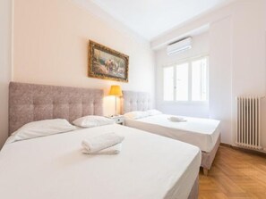 5 bedrooms, iron/ironing board, WiFi, bed sheets