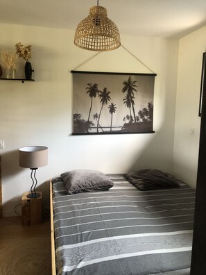 3 slaapkamers, een bureau, een strijkplank/strijkijzer, reisbedje