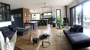 Una sala de estar moderna con un sofá, una mesa de centro y un comedor con sillas y una mesa.
