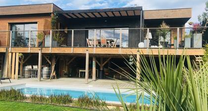 Villa Regard sur le lac with private pool and view of Lac de Lacanau