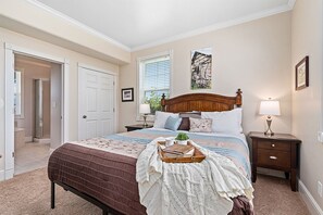 7 Schlafzimmer, Schreibtisch, Bügeleisen/Bügelbrett, Reisekinderbett
