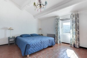 3 bedrooms, iron/ironing board, travel crib, free WiFi