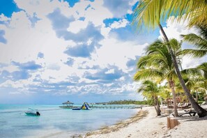 Private beach, white sand, sun loungers, beach umbrellas - Cadaques Caribe Apartment (San Rafael del Yuma)