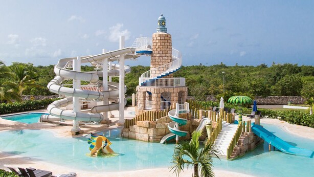 Un parc aquatique doté de nombreux toboggans et d’une tour centrale.