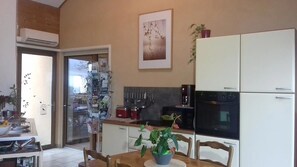 Free daily continental breakfast  - Le Grand Noyer (Ambronay)