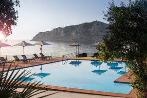 Piscina externa, funciona das 10h às 20h, guarda-sóis, espreguiçadeiras