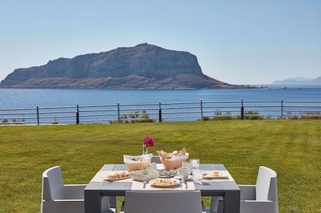 Desayuno buffet incluido todos los días . Alkinoi Resort & Spa