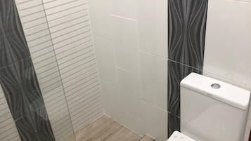 Een douche, een haardroger, handdoeken, zeep