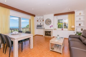 TV - HomeHolidaysRentals Aube - Costa Barcelona (Sant Cebrià de Vallalta)