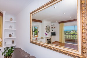 TV - HomeHolidaysRentals Aube - Costa Barcelona (Sant Cebrià de Vallalta)