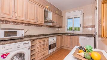 Een koelkast, een magnetron, een oven, een kookplaat