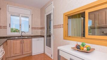 Frigorífico, microondas, horno y placa de cocina