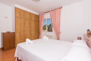 4 slaapkamers, een strijkplank/strijkijzer, gratis wifi, beddengoed