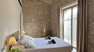 3 bedrooms, free Internet, bed sheets