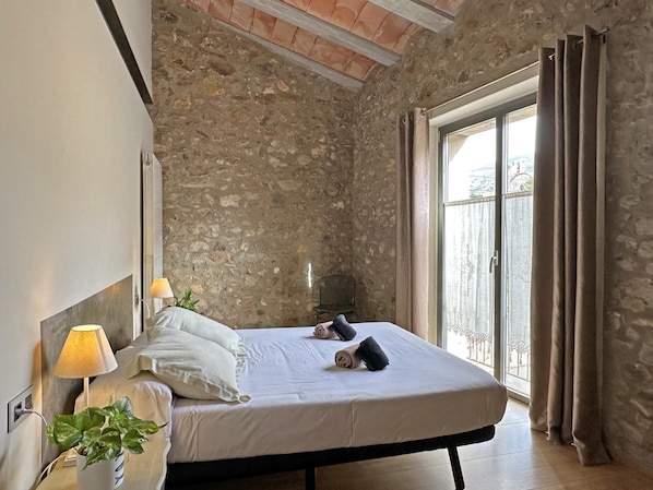 3 bedrooms, free internet, bed sheets