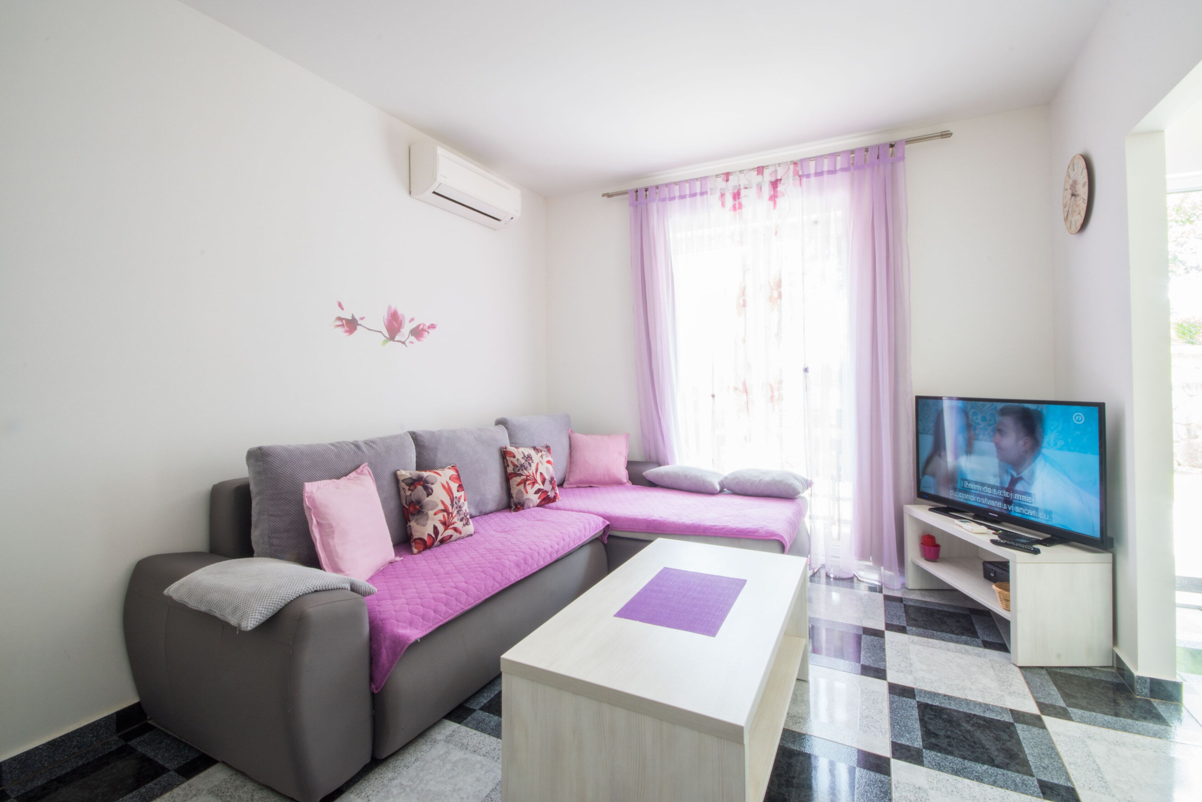 Televisión y chimenea 