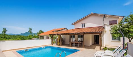 Una piscina al aire libre